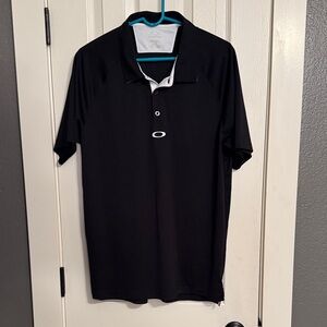 Men’s size Large Oakley brand polo. This jet black polo is an Oakley classic